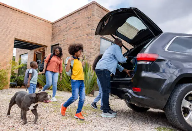 Família protegida durante viagem de carro
