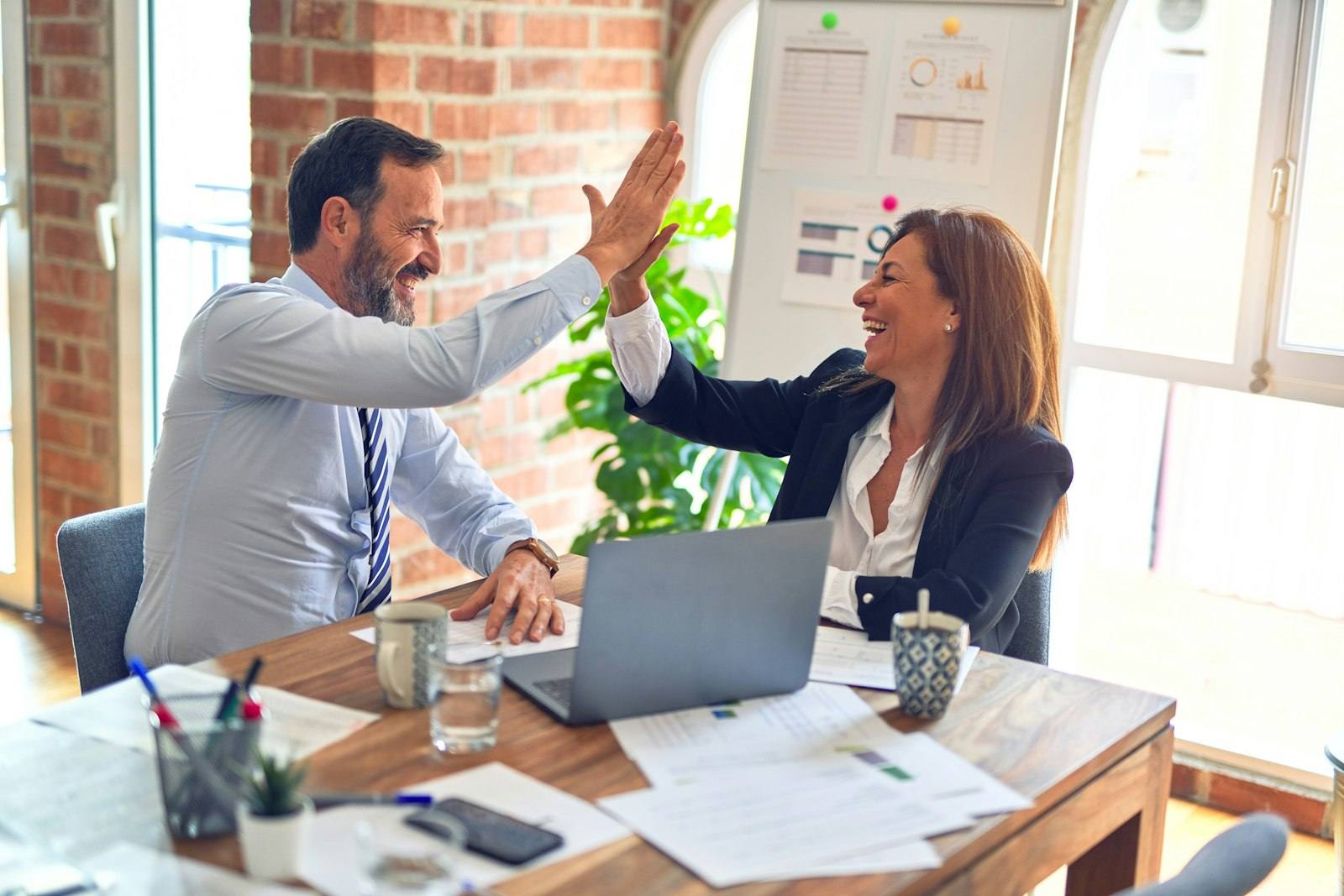 Equipe ACQ Seguros em atendimento