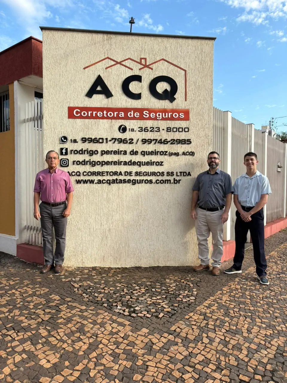Equipe da ACQ Seguros em frente à sede da corretora em Araçatuba/SP